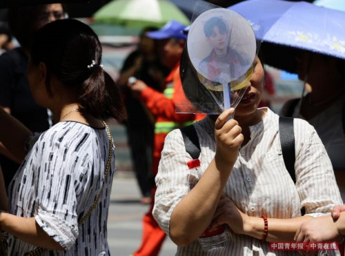 6月7日，北京陈经纶中学高考考点前，在烈日下等候的家长。中国青年报·中青在线记者 陈剑/摄