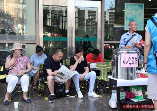 6月7日下午，北京市八一学校，家长在考点外等待考试结束。中国青年报·中青在线实习生 康书源/摄