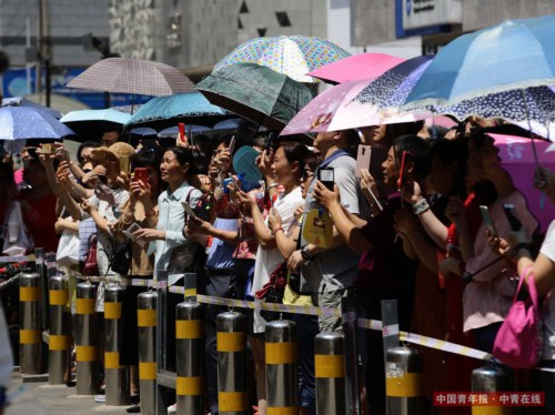6月7日，北京陈经纶中学高考考点前，家长在考场外拍照。中国青年报·中青在线记者 陈剑/摄