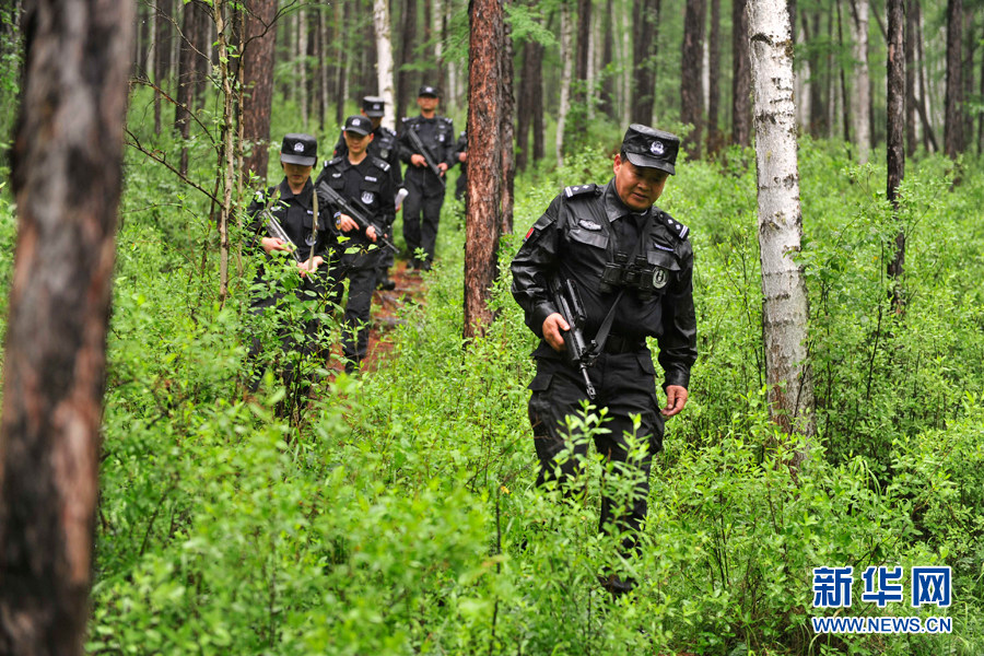 2018年7月12日，内蒙古呼伦贝尔市，内蒙古阿龙山森林公安局民警赵晓辉与同事们冒着大雨在大兴安岭深处巡逻。林区很多地方没有路，巡逻时要时常穿越大片原始林区、多条未知的河流。