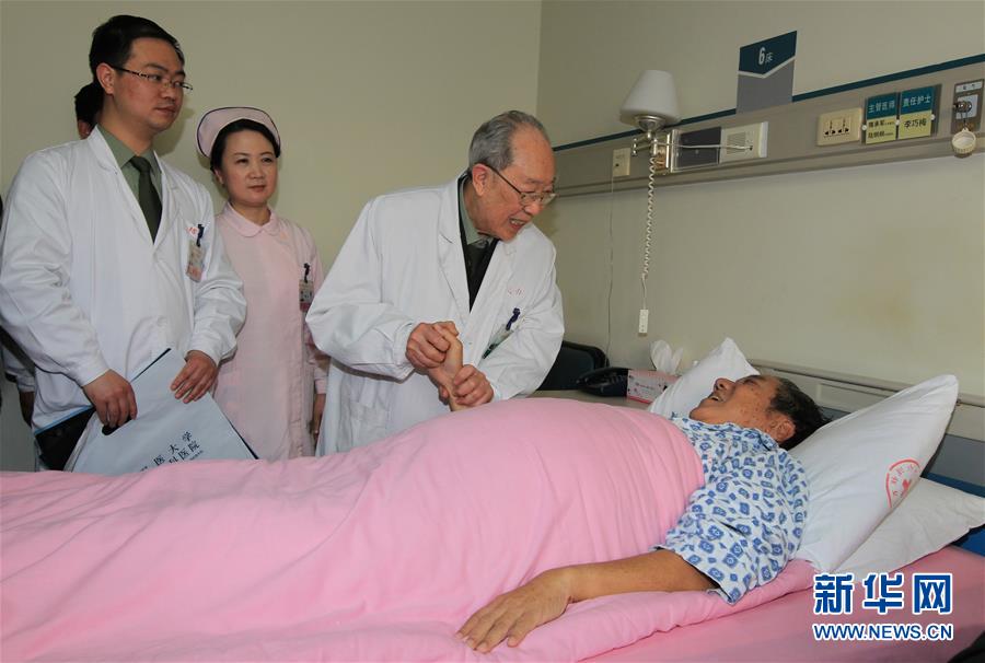 （新华全媒头条·图文互动）（1）以生命的名义——献给首个“中国医师节”