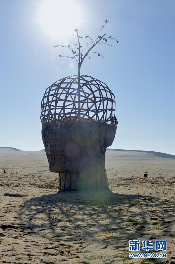 （文化）（3）艺术之花绽放沙漠——2018首届中国·民勤沙漠雕塑国际创作营开幕