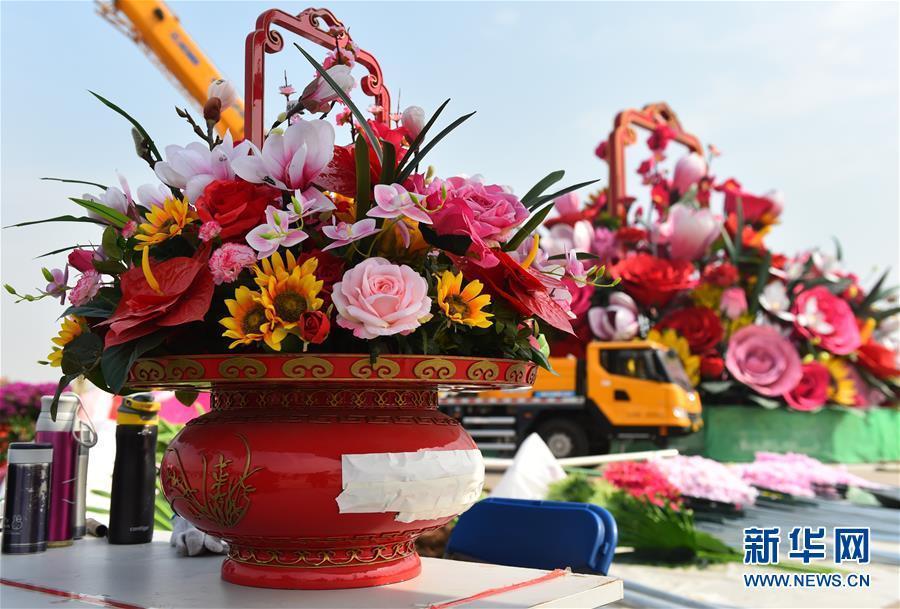 （社会）（3）天安门广场“祝福祖国”巨型花篮现雏形