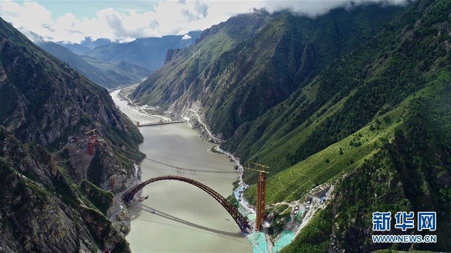 （经济）（1）川藏铁路拉林段重点标志性工程藏木特大桥合龙