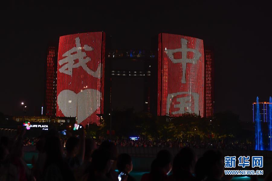 （社会）（5）浙江杭州：“我爱你中国”主题灯光秀璀璨亮相