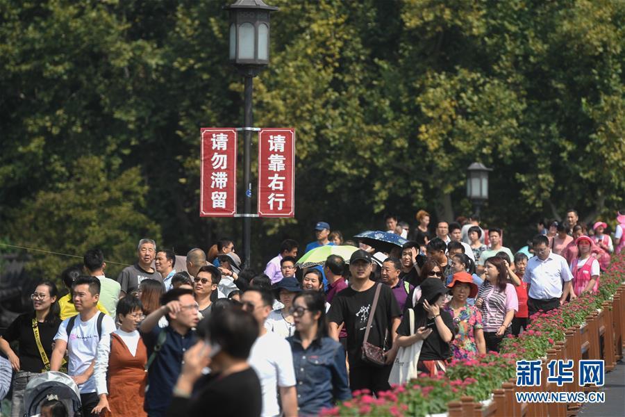 （社会）（3）国庆假期杭州“纳客”逾1700万