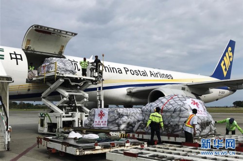 （国际）（1）中国政府首批人道主义救灾物资运抵印尼