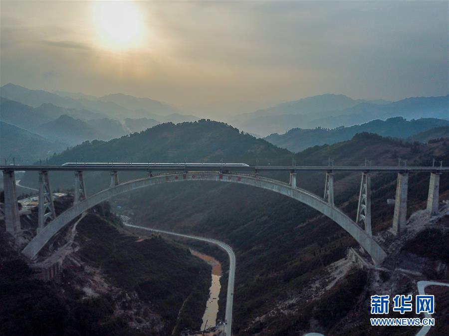 （新华全媒头条·图文互动）（1）从万桥飞架看中国奋斗——在贵州高高的山岗上