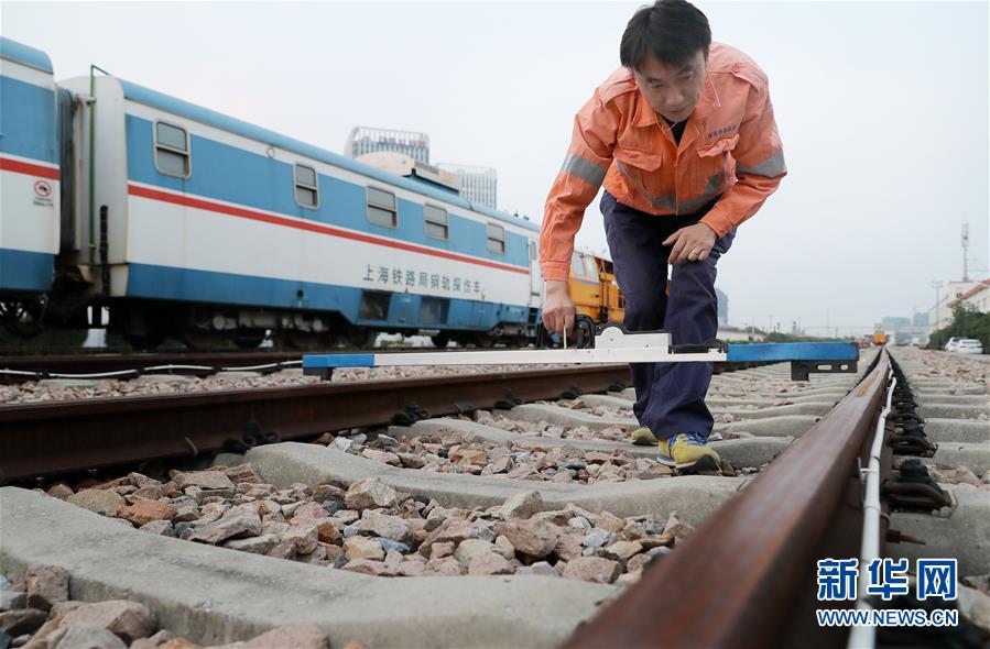 （社会）（2）三代铁路线路检修工 四十年传承更上一层