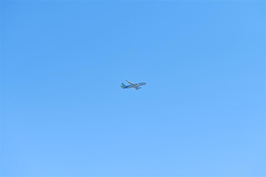 （经济）（1）C919大型客机转场南昌瑶湖机场试飞