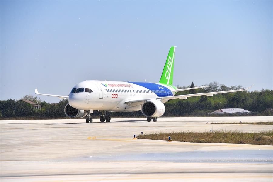 （经济）（4）C919大型客机转场南昌瑶湖机场试飞