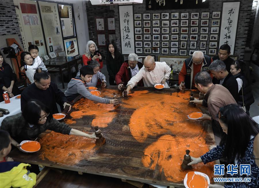 （文化）（3）非遗传承——杭州十竹斋木版水印传承人刊印巨幅作品