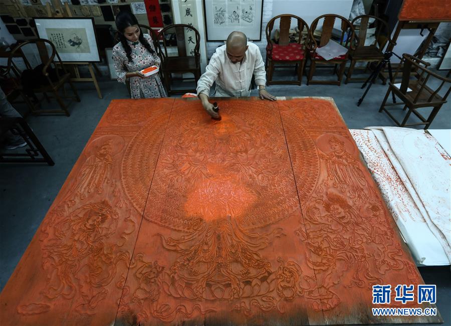 （文化）（4）非遗传承——杭州十竹斋木版水印传承人刊印巨幅作品