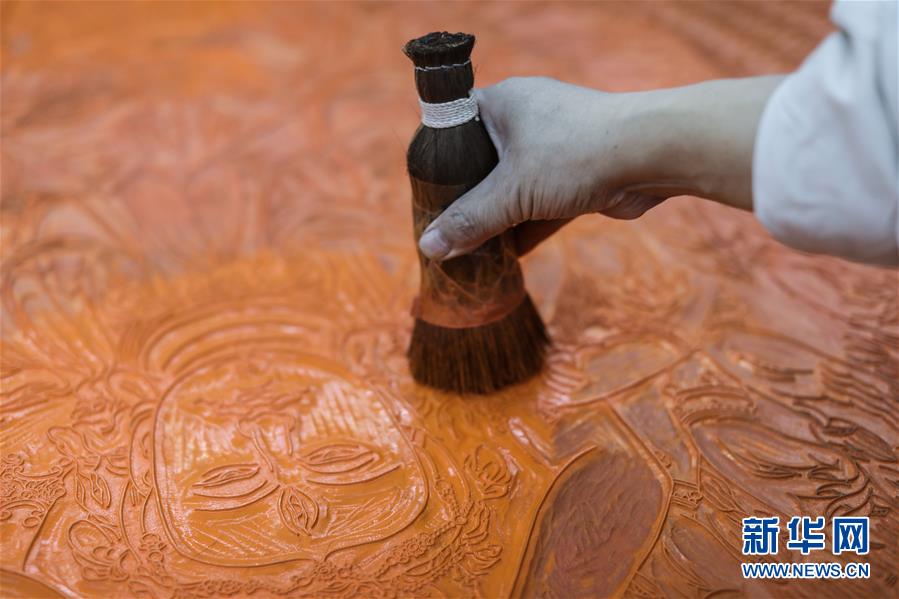 （文化）（5）非遗传承——杭州十竹斋木版水印传承人刊印巨幅作品