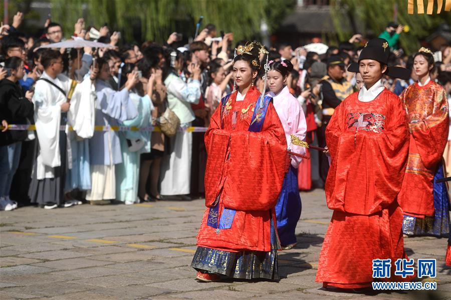 （社会）（3）江南古镇上演中国传统服饰“秀”