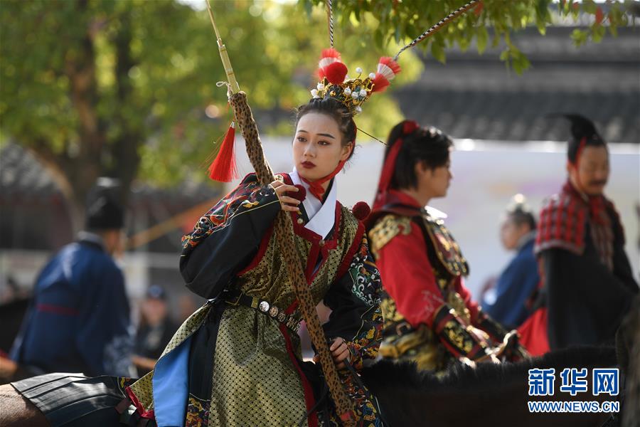 （社会）（4）江南古镇上演中国传统服饰“秀”