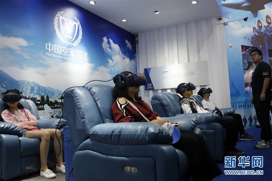 （社会）（11）第十二届中国航展公众开放日第二天精彩继续