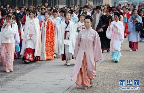 （文化）（3）西安：汉服巡游展示传统文化