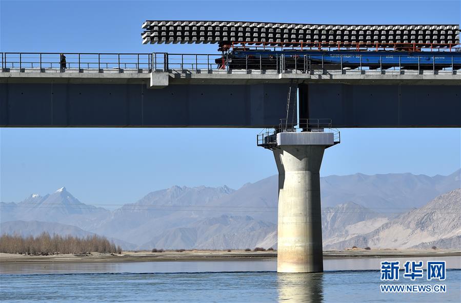 （经济）（2）川藏铁路拉林段第一座跨雅鲁藏布江大桥铺轨