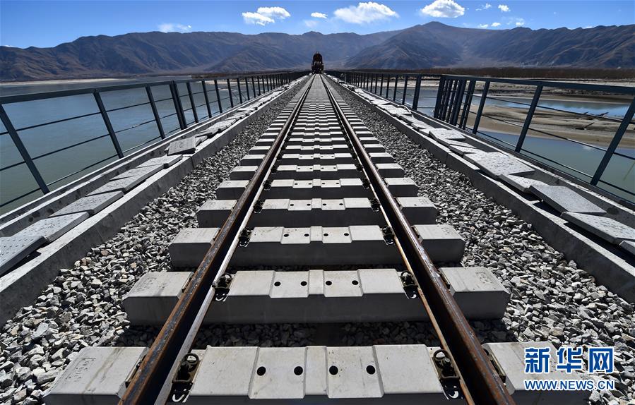 （经济）（3）川藏铁路拉林段第一座跨雅鲁藏布江大桥铺轨