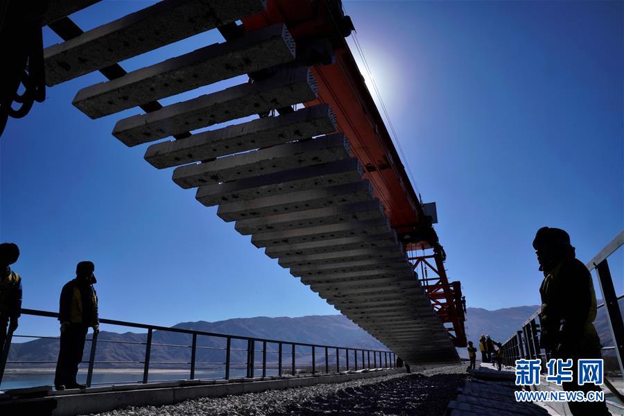 （经济）（5）川藏铁路拉林段第一座跨雅鲁藏布江大桥铺轨