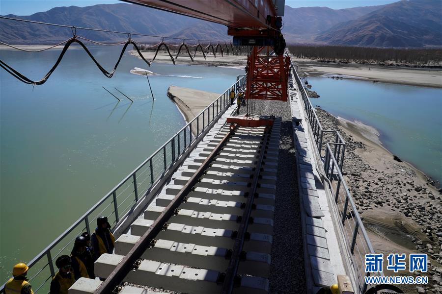 （经济）（7）川藏铁路拉林段第一座跨雅鲁藏布江大桥铺轨