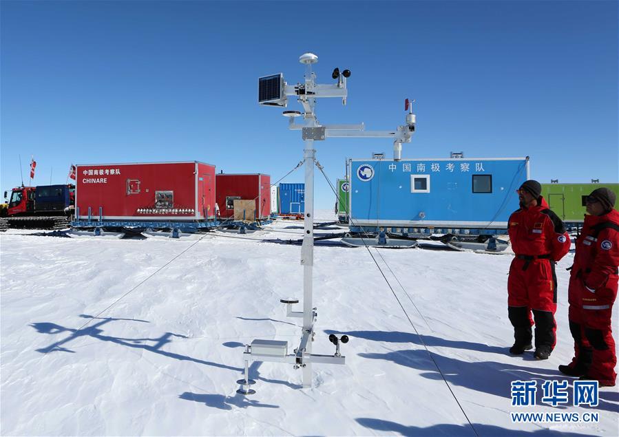 （第35次南极科考·图文互动）（1）中国科考队在南极冰盖上架设自动气象站