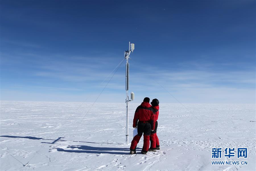 （第35次南极科考·图文互动）（4）中国科考队在南极冰盖上架设自动气象站