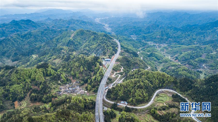 （经济）（2）贵州三荔高速全线建成通车