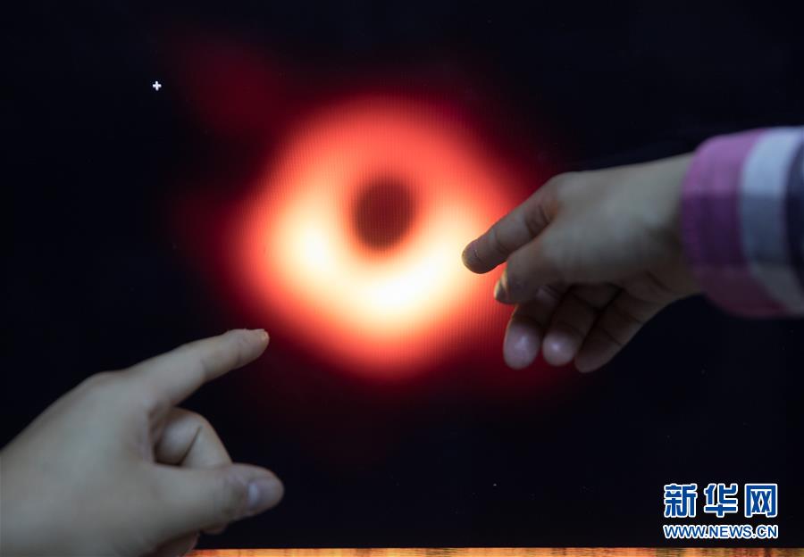 （新华全媒头条·人类史上首张黑洞照片面世·图文互动）（5）跨越5500万光年的曝光：原来你是这样的黑洞！