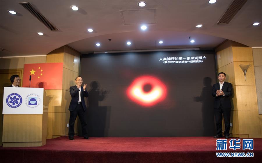 （新华全媒头条·人类史上首张黑洞照片面世·图文互动）（9）跨越5500万光年的曝光：原来你是这样的黑洞！