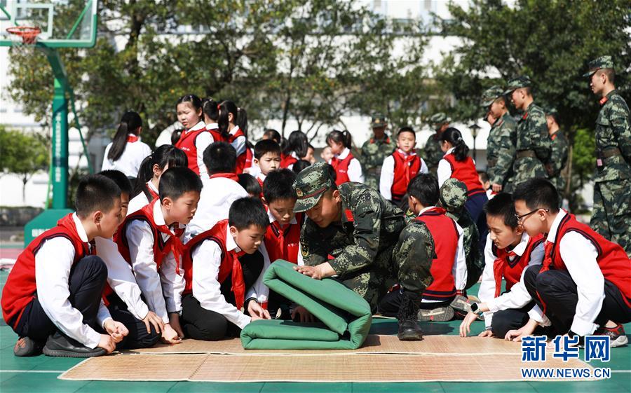 （社会）（5）重庆：感受军旅生活 接受国防教育