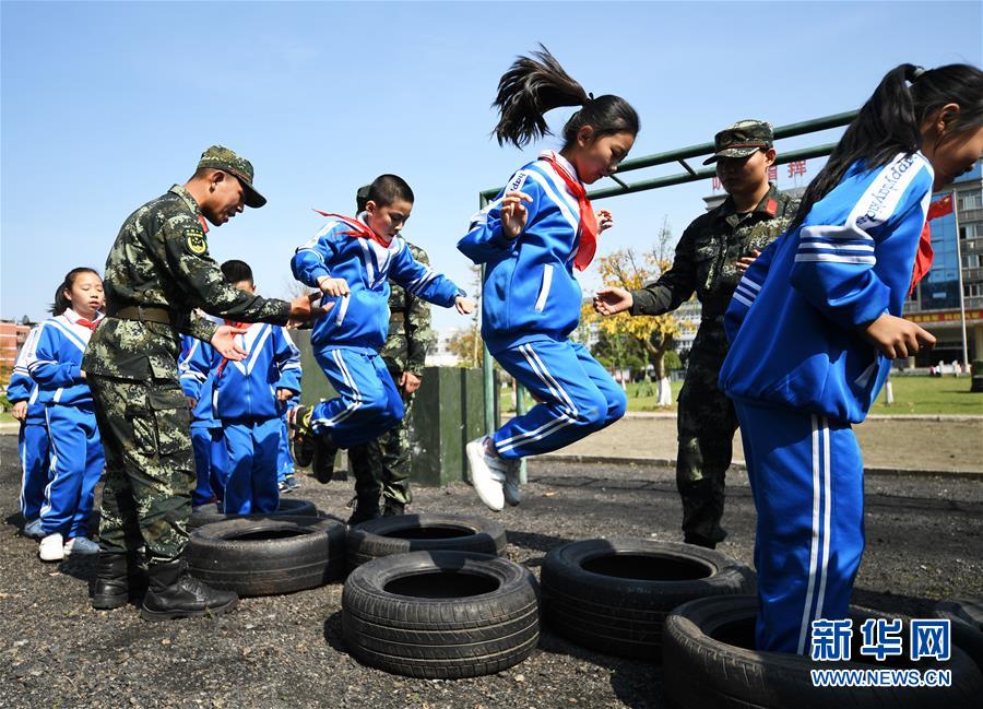 （社会）（4）重庆：感受军旅生活 接受国防教育