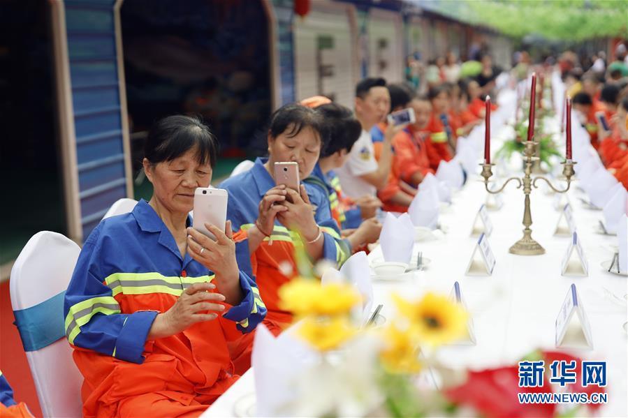 （社会）（4）重庆劳动者长桌宴开席 致敬身边的劳动者