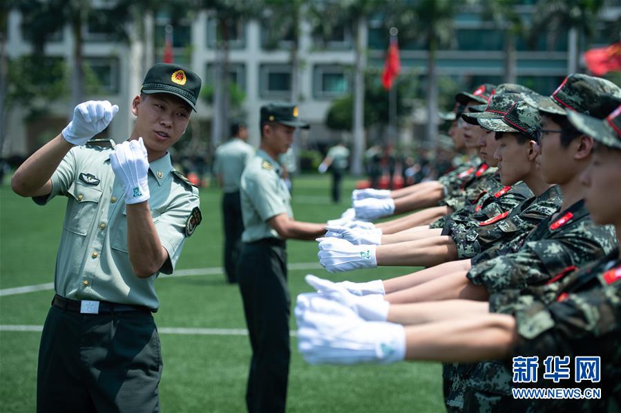 （社会）（4）解放军驻澳门部队举行澳门中学生国旗手训练营活动