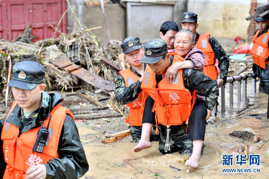 （社会）（1）福建三明：强降雨导致城镇内涝 武警官兵转移被困群众