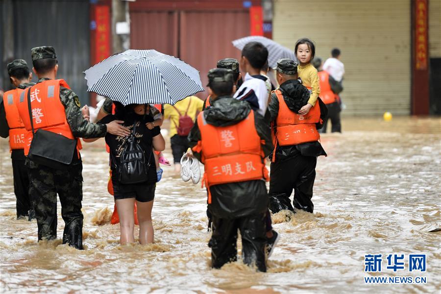 （社会）（3）福建三明：强降雨导致城镇内涝 武警官兵转移被困群众