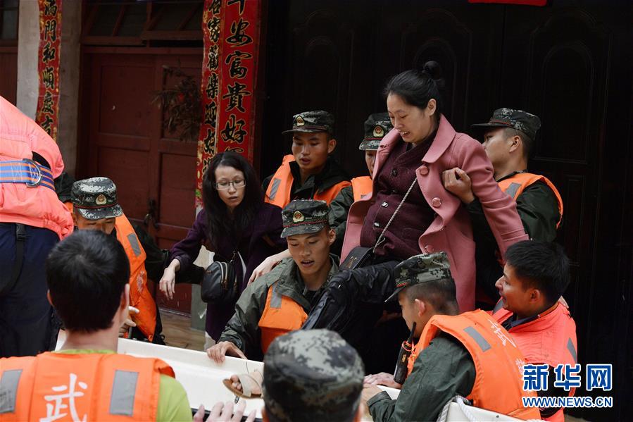 （社会）（4）福建三明：强降雨导致城镇内涝 武警官兵转移被困群众
