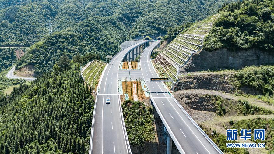 （经济）（3）铜仁至怀化高速公路（贵州段）建成
