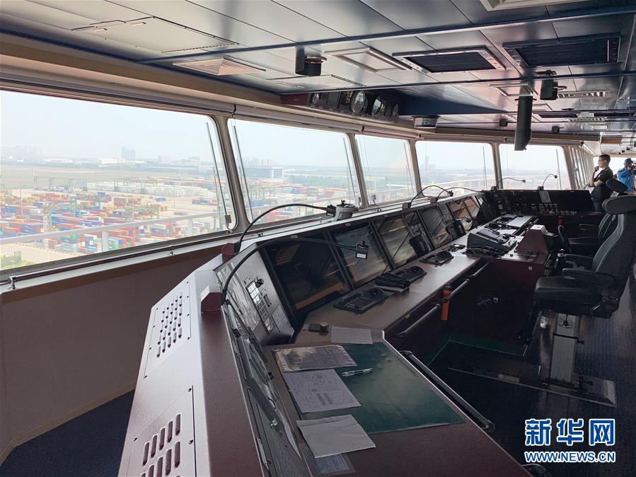 （图文互动）（3）世界载箱量最大集装箱船“地中海古尔松”轮在天津港首航