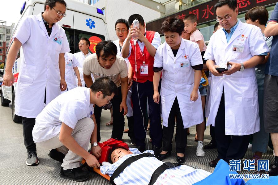 （社会）（1）贵州水城山体滑坡：医疗救援直升机紧急运送重伤儿童