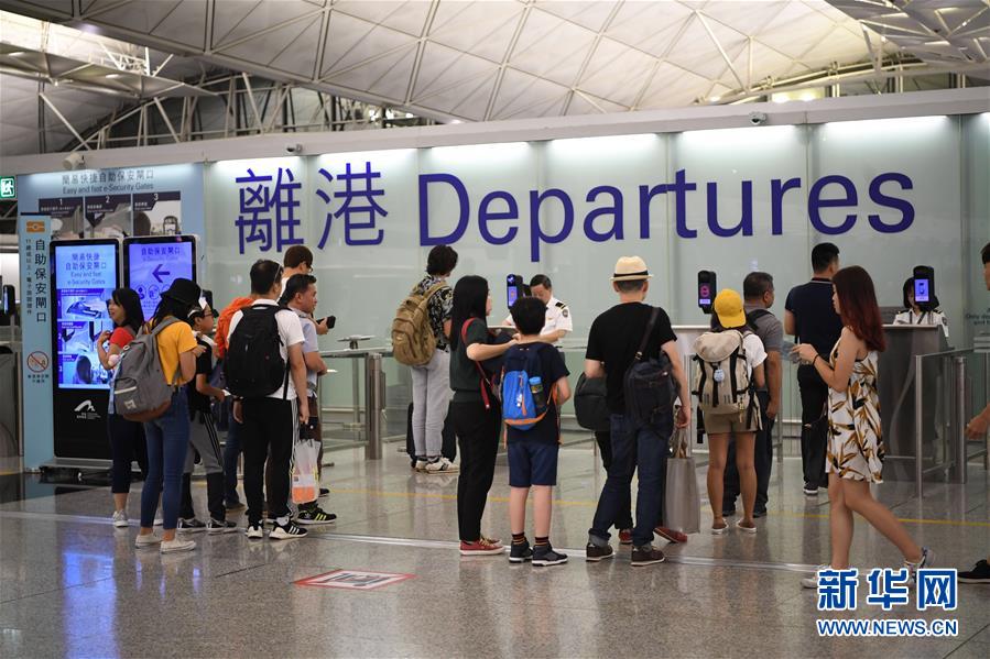 （港澳台·图文互动）（3）特写：提诉求请用嘴巴，而不是拳头——禁制令后香港国际机场见闻