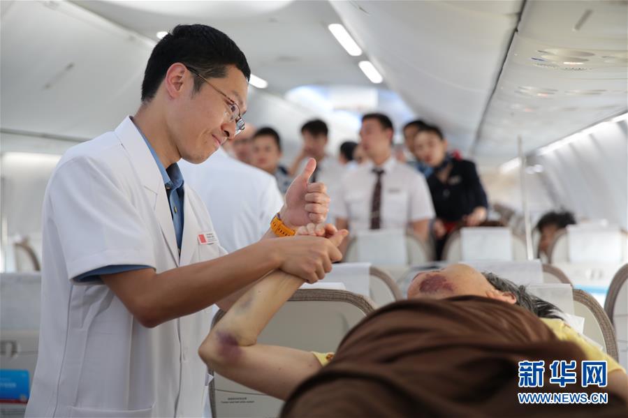（国际·图文互动）（6）老挝车祸受伤的20名中国游客回国