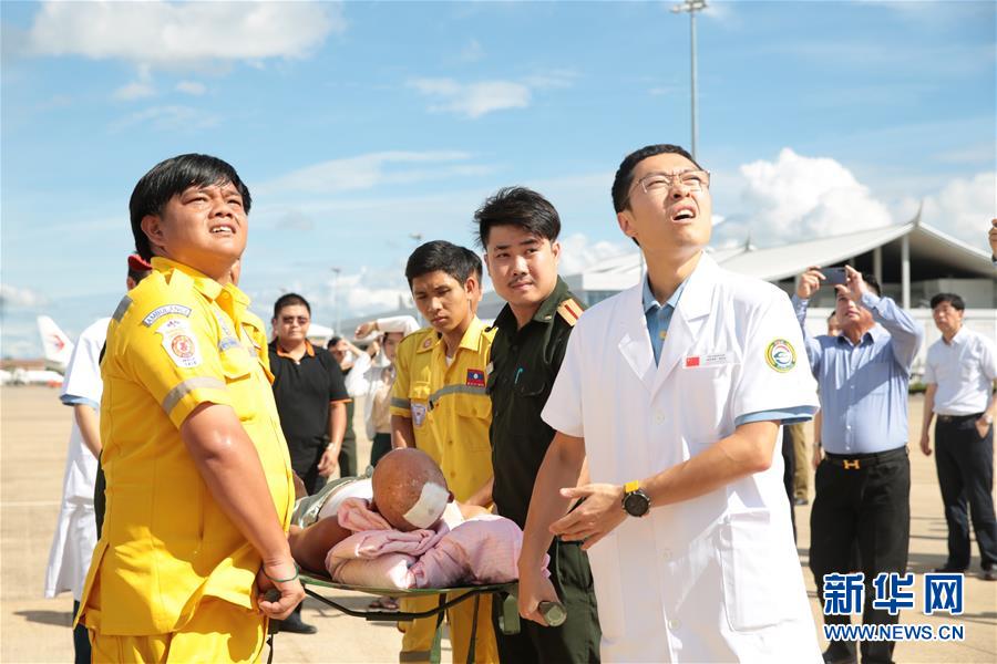 （国际·图文互动）（8）老挝车祸受伤的20名中国游客回国