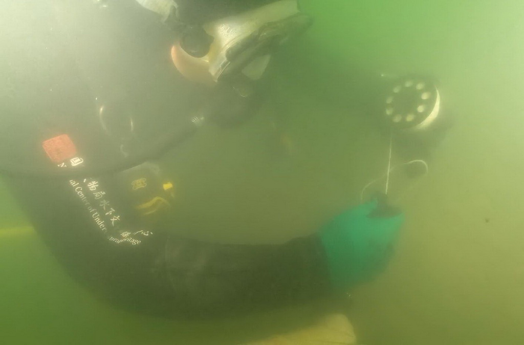 威海湾甲午沉舰遗址第一期调查项目考古队员在水下搜寻（资料照片）。新华社发 （国家文物局水下文化遗产保护中心供图）