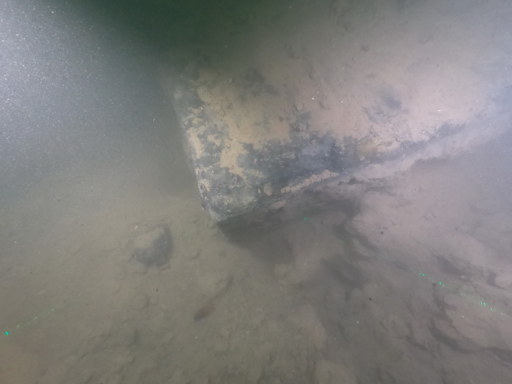 威海湾甲午沉舰遗址第一期调查项目在水下发现的一块属于“定远舰”的铁甲（资料照片）。新华社发 （国家文物局水下文化遗产保护中心供图）