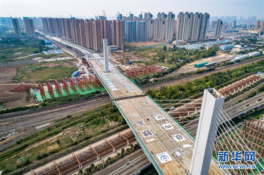 （经济）（2）武汉一座3.6万吨桥梁顺利转体跨越11条铁路线