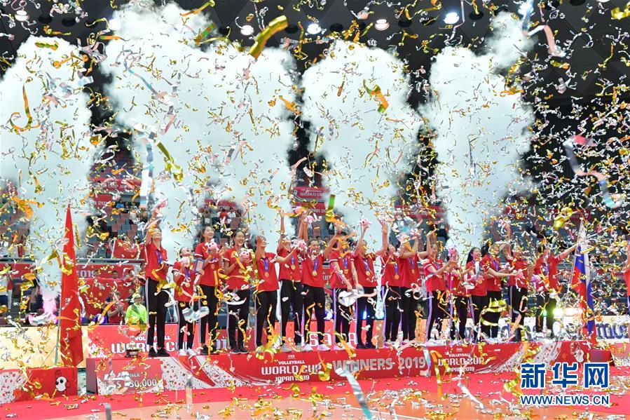 （体育）（9）排球——女排世界杯：中国队捧杯