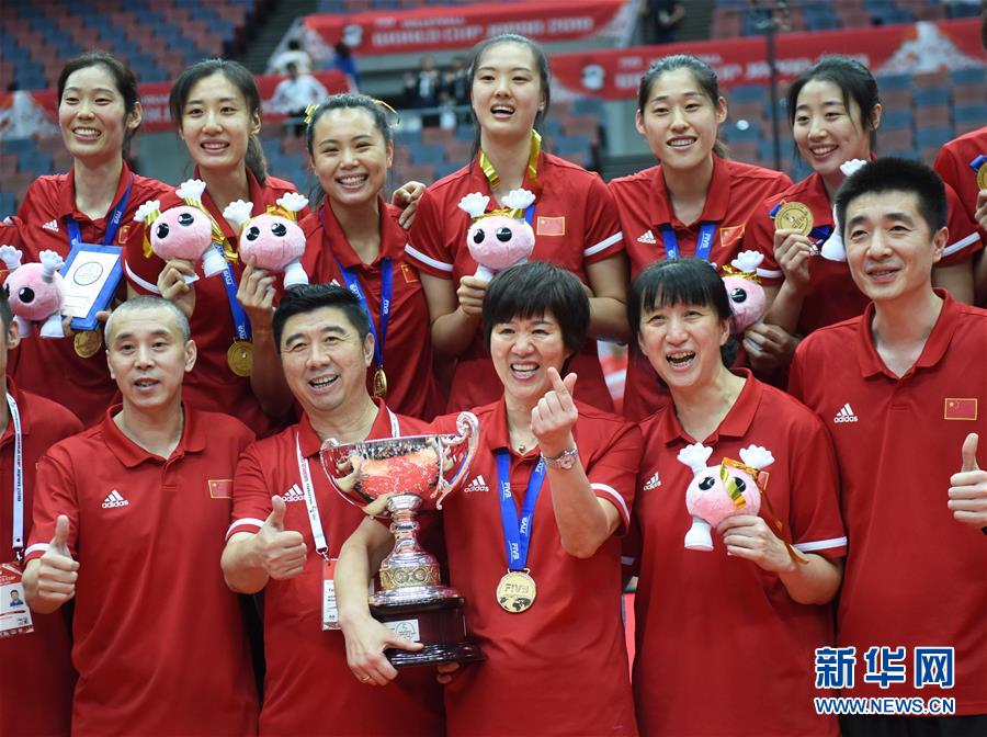 （体育）（24）排球——女排世界杯：中国队捧杯