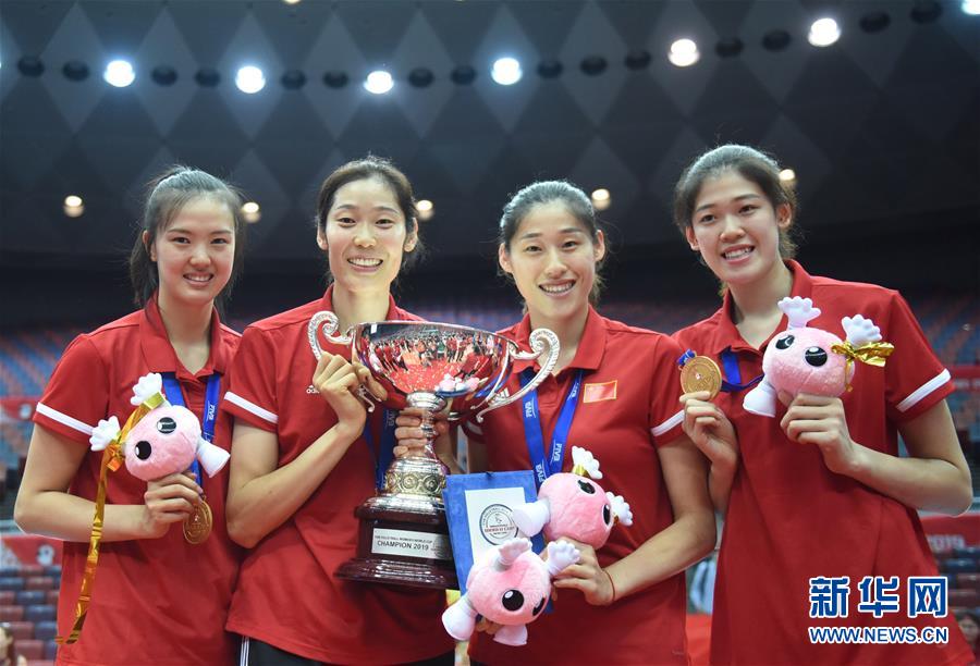 （体育）（25）排球——女排世界杯：中国队捧杯